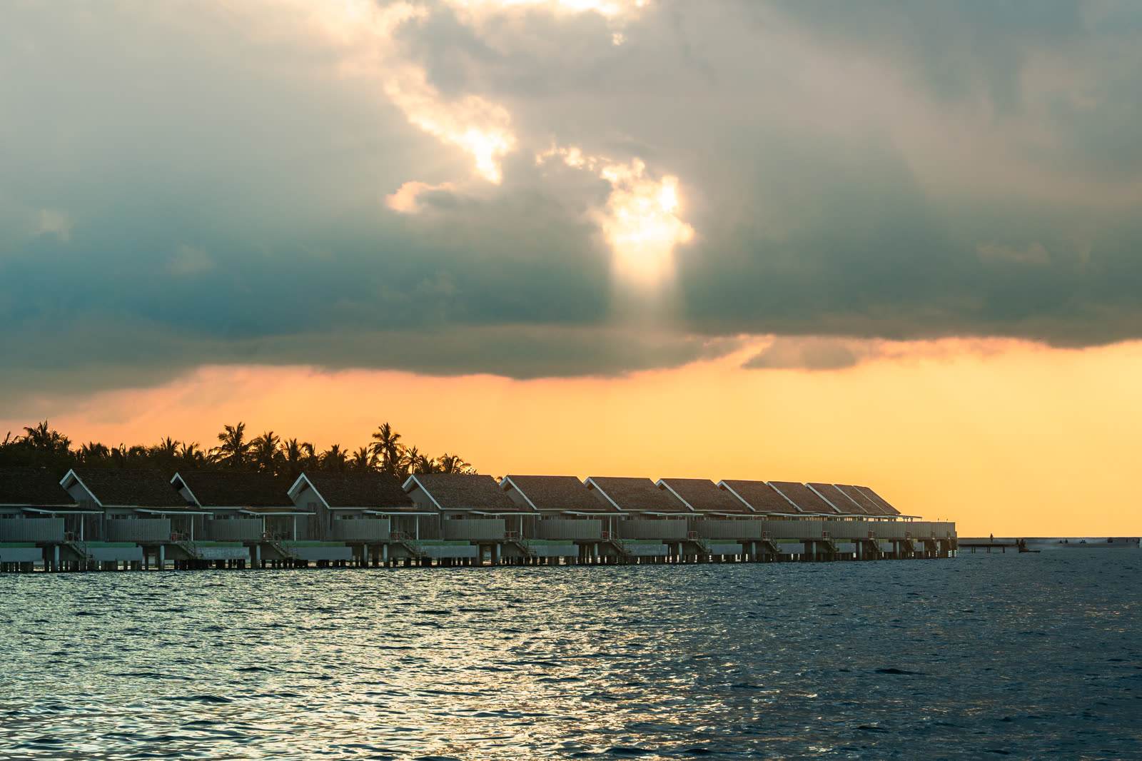 Overwater-Villen bei Sonnenuntergang, Kuramathi Maldives